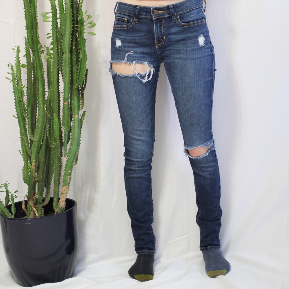 HOLLISTER SUPER SKINNY DISTRESSED JEANS